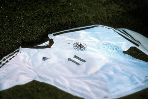 Nationaltrikot Deutschland - Edition WM 2002 Fußball Länderspiel Herren Freundschaftsspiel 2002, Nationalmannschaft, Nationalteam, Test, Testspiel, Vdia Einzelbild Länderspiel, Ostseestadion Rostock