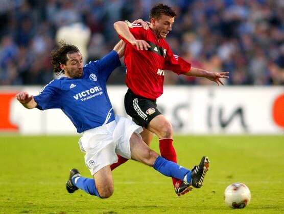 Jiri Nemec (li., Schalke) gegen Bernd Schneider (Leverkusen) Fußball 1. BL Herren DFB-Pokalfinale 2001 2002, Pokal, Pokalspiel, Finale, Endspiel, Pokalendspiel, Gruppe Olympiastadion Berlin Dynamik, Kampf,