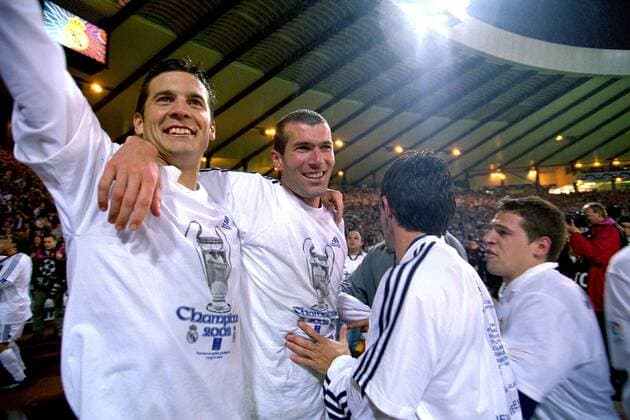 Santiago Solari (li.) und Zinedine Zidane (beide Real) glücklich Fußball EC 1 Herren Champions League 2001 2002, Finale, Endspiel, Bayer 04 Leverkusen - Real Madrid (Spanien) 1:2, Gruppe Hampden Park Glasgow Glück, Begeisterung, Freude,  