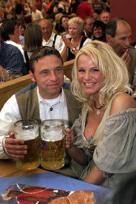 Thomas Häßler (1860) mit seiner Freundin Anke Hermann auf dem Oktoberfest Fußball 1. BL Herren Saison 2002 2003, TSV 1860 München, Wiesen, Wiesn, Bierzelt, Vdig Gruppe Theresienwiese München Freude,