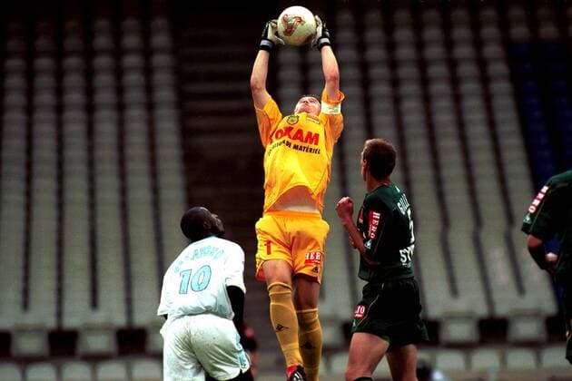 Torwart Mickael Landreau (Mitte, Nantes) sichert den Ball vor Ibrahima Bakayoko (li., Marseille) Fußball Herren Ligue Une 1 2002 2003, 1. Französische Liga, OM, Olympique Marseille - FC Nantes 0:2, Vdig Gruppe Stade Velodrome Marseille Dynamik, Höhe,  