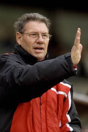 Trainer Eberhard Vogel (Dresden) gibt Anweisungen Fußball Herren Regionalliga Nord 2002 2003, Aue - Dresdner SC 3:0, DSC, 3. Liga Einzelbild Erzgebirgsstadion Aue
