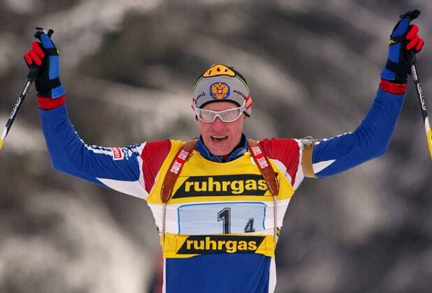 Schlußläufer Sergej Tchepikov (Rußland) - Siegesjubel beim Zieleinlauf Biathlon Herren Weltcup 2002 2003, Welt-Cup, Worldcup, World, WC, Staffel, Staffelrennen, Staffellauf Einzelbild Oberhof Freude,