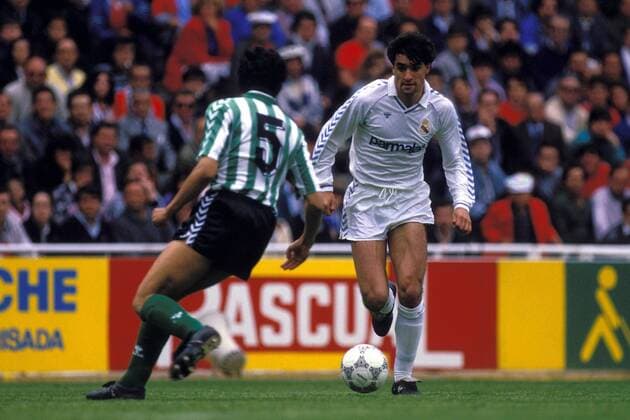 Michel (re., Real) am Ball Fußball Herren Primera Division 1988 1989, 1. Spanische Liga, Real Madrid Gruppe Madrid Dynamik,