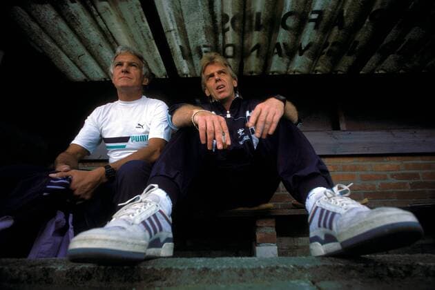 Trainer Leo Beenhakker (re., Real) nachdenklich Fußball Herren Primera Division 1988 1989, 1. Spanische Liga, Real Madrid, Test, Testspiel, Gruppe Rotterdam