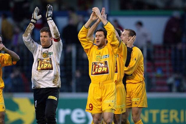 Schlussjubel Nantes - Torwart Mickael Landreau ist der Held des Tages Fußball Herren Coupe de la Ligue 2002 2003, Französischer Ligapokal, Ligue Une, 1. Französische Liga, Gruppe Guingamp, Michael, Mikael Freude,  