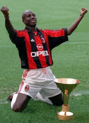 George Weah (Milan) kniet vor dem Meisterpokal Fußball Herren Serie A 1998 1999, 1. Italienische Liga, Perugia - AC Mailand 1:2 Einzelbild Perugia Begeisterung, Freude,