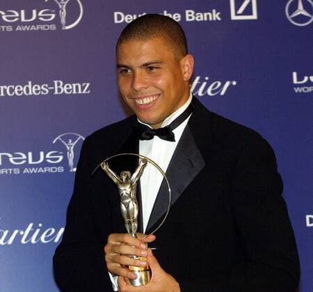 Ronaldo nimmt stellvertretend für seine Kollegen der brasilianischen Nationalmannschaft die Laureus-Auszeichnung für das Team des Jahres entgegen Fußball Herren Laureus World Sport Awards 2003, Sportlerwahl, Ehrung, Sportlerehrung, Sportlerauszeichnung, Award Einzelbild Award, Awards, Sport, Sports, Monte Carlo Freude,