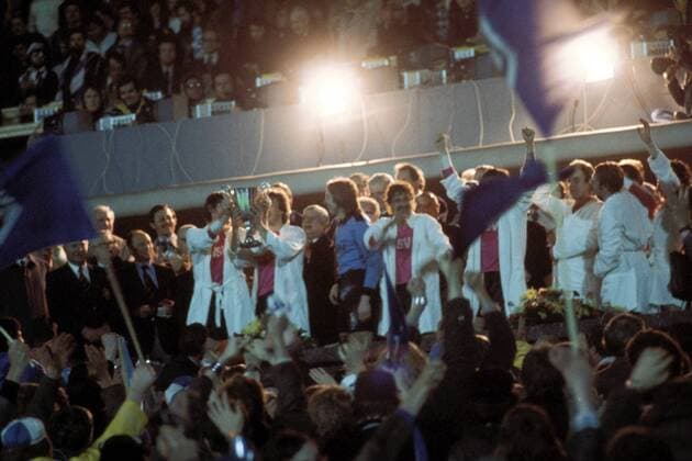 Siegerehrung im Olympiastadion von Amsterdam - der HSV ist Europapokalsieger der Pokalsieger 1977, Peter Nogly (links) legt Hand an den Pokal Fußball EC 2 Herren Europapokal der Pokalsieger 1976 1977, Finale, Endspiel, Hamburger SV, Hamburg Totale Amsterdam Freude,