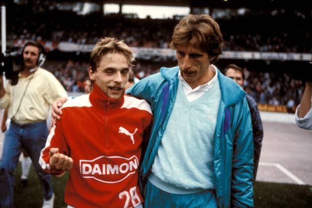 Thomas Häßler (li.) und Trainer Christoph Daum (beide Köln) Fußball 1. BL Herren Saison 1986 1987, 1. FC Köln, Vdia Gruppe Köln Harmonie,