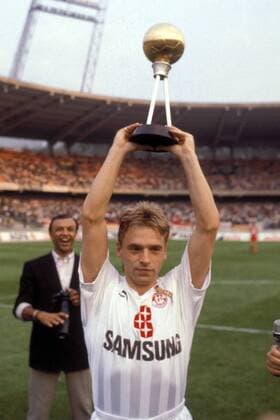 Thomas Häßler (Köln) präsentiert stolz die Auszeichnung zum Fußballer des Jahres Fußball 1. BL Herren Saison 1989 1990, 1. FC Köln, Vdia, Spieler, Spielerehrung, Spielerauszeichnung Einzelbild Köln