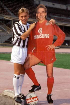 Thomas Häßler (Juve) mit seinem eigenen Kicker-Starschnitt im Trikot des 1. FC Köln Fußball Herren Serie A 1990 1991, 1. Italienische Liga, Juventus Turin, Vdia Gruppe Turin