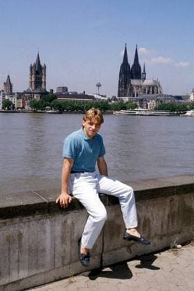 Thomas Häßler (Köln) am Rheinufer, hinten der Kölner Dom Fußball 1. BL Herren Saison 1985 1986, 1. FC Köln, Vdia Totale Köln