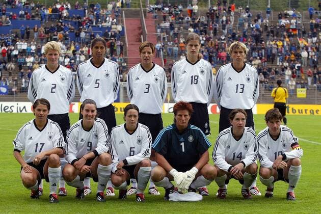 Mannschaftsbild Deutschland, hintere Reihe v. li.: Kerstin Stegemann, Steffi Jones, Linda Bresonik, Kerstin Garefrekes, Sandra Minnert, vorn v. li.: Ariane Hingst, Birgit Prinz, Renate Lingor, Torfrau Silke Rottenberg, Maren Minnert, Bettina Wiegmann Fußball Länderspiel Damen Länderspiel 2003, Nationalmannschaft, Nationalteam, Nationaltrikot, Testspiel, Freundschaftsspiel Totale Frauen, Frauenfußball, Darmstadt