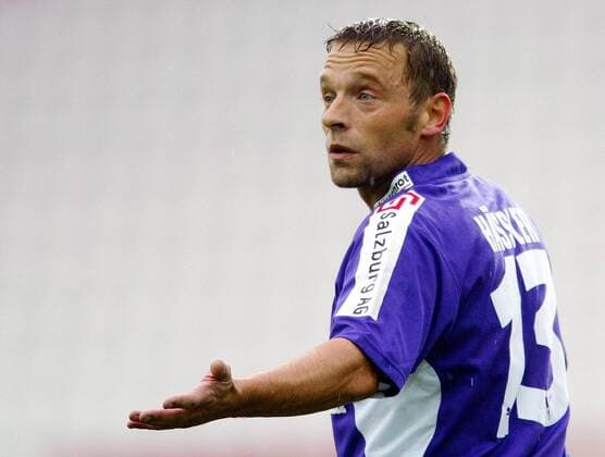 Thomas Häßler (Salzburg) ratlos Fußball Herren tmobileBundesliga 2003 2004, 1. Österreichische Liga, SV Wüstenrot Salzburg Einzelbild Salzburg