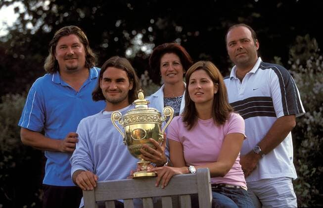 Roger Federer (2.v.li.) mit seinen wichtigsten Schätzen - Freundin Miroslava Vavrinec (2. V. re.), Mutter Lynette Federer (alle Schweiz), Trainer Peter Lundgren (Schweden, li.), Physiotherapeut Pavel Kovac und der begehrten Wimbledon-Trophäe Tennis Herren All England Championships 2003, ATP-Tour, Grand Slam, Shooting, Fotoshooting, Fototermin Gruppe Wimbledon London