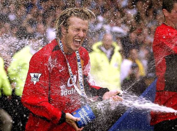 David Beckham (ManU) feiert die Meisterschaft mit einer Champagnerdusche Fußball Herren English Premier League 2002 2003, 1. Englische Liga, Manchester United, Englischer Meister, Einzelbild Liverpool Begeisterung, Freude,