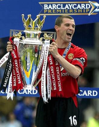 Roy Keane (ManU) mit dem Meisterpokal Fußball Herren English Premier League 2002 2003, 1. Englische Liga, Manchester United, Englischer Meister, Einzelbild Liverpool Freude, Begeisterung,