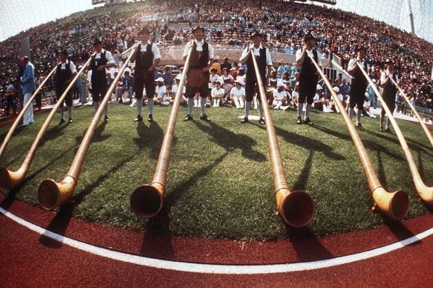 Eröffnungsveranstaltung der Olympischen Sommerspiele 1972 in München - junge Männer in bayrischer Landestracht präsentieren den Zuschauern ihr Können auf den Alpenhörnern OS Sommer Herren Olympische Sommerspiele 1972, Olympia, Olympiade, Spiele, Eröffnungsfeier, Eröffnung, Feier Totale typical München