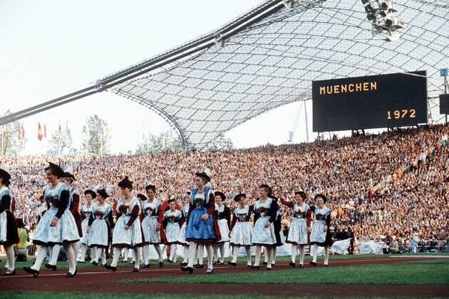 Eröffnungsveranstaltung der Olympischen Sommerspiele 1972 in München - fesche Hostessen in bayrischer Landestracht marschieren ins Olympiastadion ein OS Sommer Herren Olympische Sommerspiele 1972, Olympia, Olympiade, Spiele, Eröffnungsfeier, Eröffnung, Feier Totale München
