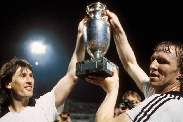 Deutschland ist Europameister 1980 - Horst Hrubesch (re.) und Manfred Kaltz (beide BRD) präsentieren während der Ehrenrunde stolz den Pokal Fußball EM Herren Europameisterschaft 1980, Länderspiel, Nationalmannschaft, Nationalteam, Nationaltrikot, Vdia Gruppe Rom Freude,