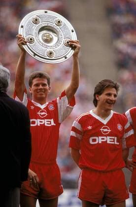 Stefan Reuter präsentiert stolz die Meisterschale, daneben Thomas Kastenmaier (beide Bayern) Fußball 1. BL Herren DEUTSCHSPRACHIGE SPORTZEITSCHRIFTEN UND -ZEITUNGEN NUR NACH RÜCKSPRACHE, Saison 1989 1990 Gruppe München Freude,