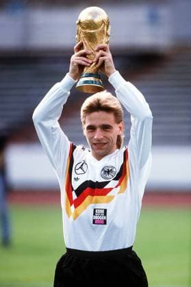 Thomas Häßler (BR Deutschland) mit dem FIFA-Weltpokal Fußball WM Herren Weltmeisterschaft 1990, Nationalmannschaft, Nationalteam, Nationaltrikot, Einzelbild