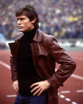 Peter Nogly (HSV) in der ungewöhnlichen Rolle des Zuschauers Fußball 1. BL Herren DEUTSCHSPRACHIGE SPORTZEITSCHRIFTEN UND -ZEITUNGEN NUR NACH RÜCKSPRACHE, Saison 1977 1978 Einzelbild Hamburg