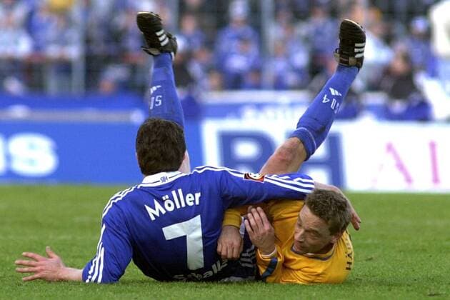 Andreas Möller (Schalke, li.) und Thomas Häßler (1860) mit einer Ringeinlage Fußball 1. BL Herren Saison 2000 2001, FC Schalke 04 - TSV 1860 München 2:0, Vdig Gruppe Gelsenkirchen Kampf,