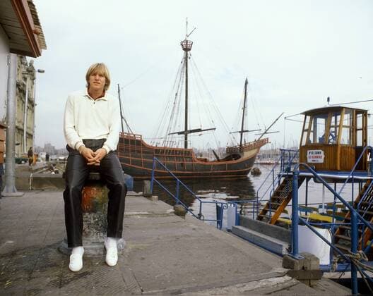 Bernd Schuster (re., Deutschland FC Barcelona) genießt das Ambiente am Hafen von Barcelona Fußball Herren DEUTSCHSPRACHIGE SPORTZEITSCHRIFTEN UND -ZEITUNGEN NUR NACH RÜCKSPRACHE, Saison 1982 1983 Einzelbild Primera Division, 1. Spanische Liga Barcelona