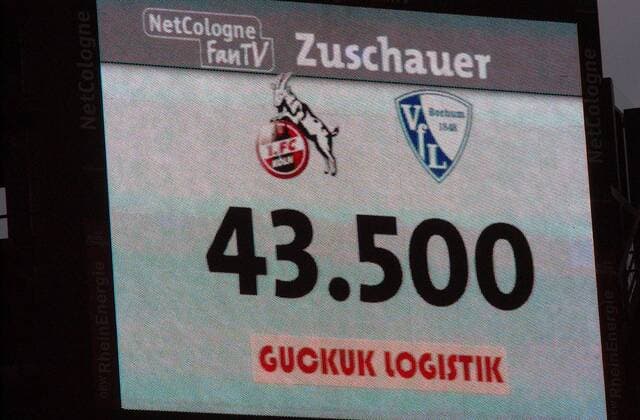 Die Anzeigetafel mit der offiziellen Zuschauerzahl der Partie 1.FC Köln - VfL Bochum (43.500) Fußball 1. BL Herren Saison 2003 2004, 1.FC Köln - VfL Bochum 1:2 Einzelbild Köln