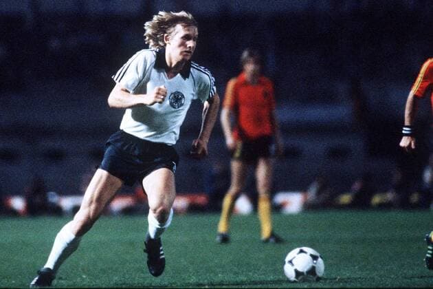 Bernd Schuster (BR Deutschland) am Ball Fußball EM Herren Europameisterschaft 1980, Länderspiel, Finale, Endspiel, Nationalmannschaft, Nationalteam, BRD Einzelbild Rom Dynamik,