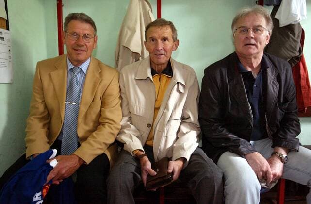 Ehemalige DDR Fußballer in der Kabine - v. li.: Eberhard Vogel, Wolfgang Blochwitz und Peter Ducke Fußball Herren Traditionsspiel 2004, Traditionsteam, Nationalmannschaft, Nationalteam, Vdig Gruppe Magdeburg, Traditionsmannschaft, Ehemalige