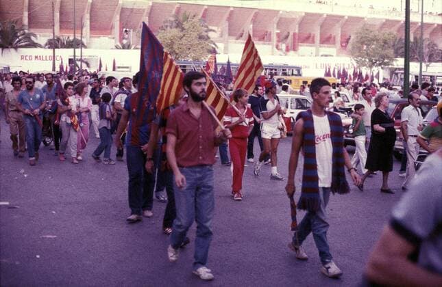 Barca Fans verlassen das Estadio San Moix Fußball Herren DEUTSCHSPRACHIGE SPORTZEITSCHRIFTEN UND -ZEITUNGEN NUR NACH RÜCKSPRACHE, Primera Division 1983 1984 Totale 1. Spanische Liga Palma de Mallorca