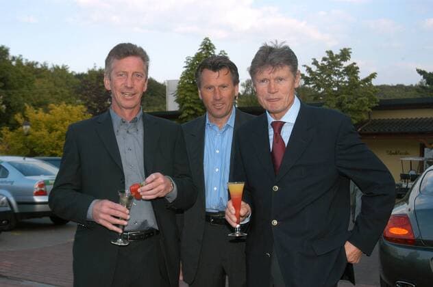 Die ehemaligen HSVer Ditmar Jakobs (li.), Manfred Kaltz (Mitte) und Peter Nogly (alle Deutschland) genehmigen sich ein Gläschen am Rande eines Prominentengolfturniers Fußball Herren Ehemalige 2004 Gruppe Wuppertal