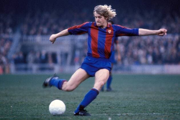 Bernd Schuster (FC Barcelona) zieht ab Fußball Herren DEUTSCHSPRACHIGE SPORTZEITSCHRIFTEN UND -ZEITUNGEN NUR NACH RÜCKSPRACHE, Primera Division 1980 1981 Einzelbild Barcelona Dynamik,
