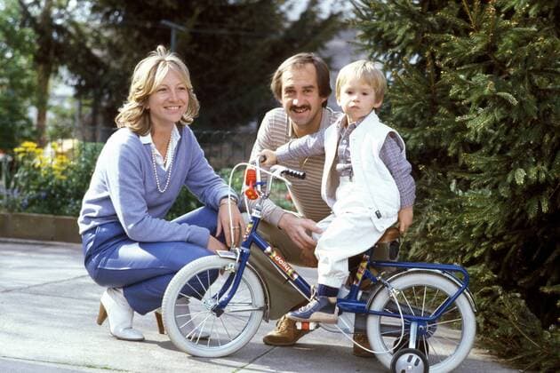 Uli Stielike (BR Deutschland Real Madrid) mit seiner Frau Doris und seinem Sohn Christian Fußball Herren Primera Division 1981 1982, 1. Spanische Liga Gruppe Aufnahmedatum geschätzt Madrid, BRD