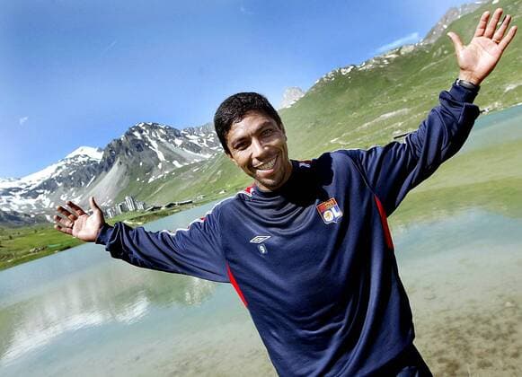Giovane Elber (Lyon) posiert vor einer schönen Berglandschaft Fußball Herren Ligue Une 2004 2005, 1. Französische Liga, Shooting, Fotoshooting, Fototermin, Vorbereitung, Vdig Einzelbild pan6604 Stage de Lyon a Tignes  