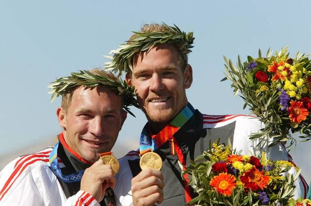 Tim Wieskötter (re.) und Ronald Rauhe (beide Deutschland) präsentieren stolz ihre Goldmedaillen Kanu OS Sommer Herren Olympische Sommerspiele Athen 2004, Olympia, Olympiade, Spiele, Kanusport, Kajak, Zweierkajak Gruppe Shinias, Schinias Freude,