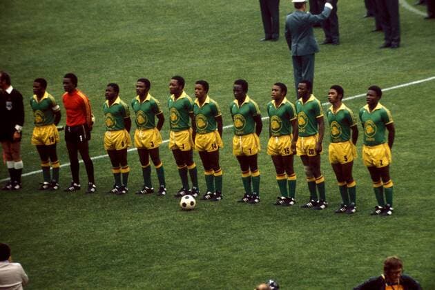 Mannschaftsvorstellung Zaire v.li.: Mantantu Kidumu, Torwart Muamba Kazadi, Mabwene Mana, Mwanza Mukombo, Raymond Bwanga, Adelard Maku Mayanga, Wamunda Tshimabu, Mafu Kibonge, Kalala Ntumba, Boba Lobilo und Ilunga Mwepu Fußball WM Herren Weltmeisterschaft 1974, Länderspiel, Nationalmannschaft, Nationalteam, Gruppe 2, Vdia Totale Frankfurt M.