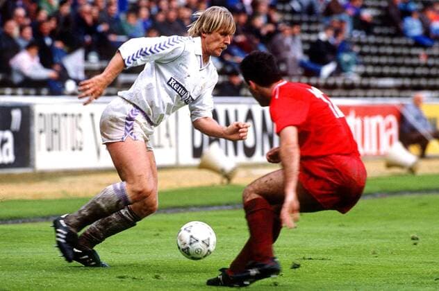 Bernd Schuster (Real Madrid) am Ball - PUBLISHING RIGHTS FOR GERMAN MEDIA ONLY Fußball Herren Primera Division 1989 1990, 1. Spanische Liga, Real Madrid CF Gruppe Madrid Dynamik,