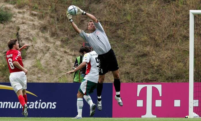 Torwart Thomas Sörensen (Dänemark, re.) sichert sich vor Dimitar Berbatov (Bulgarien) den Ball, während Thomas Helveg (Dänemark, li.) zuschaut Fußball EM Herren Euro 2004, Europameisterschaft, Länderspiel Nationalmannschaft, Nationalteam, Gruppe C Gruppe Braga Kampf,