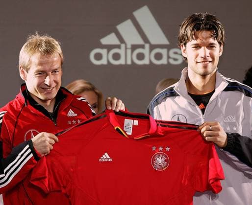 Bundestrainer Jürgen Klinsmann (li.) und Michael Ballack (beide Deutschland) stellen gemeinsam die neuen Trikots der Nationalmannschaft von adidas vor - rot wurde gewählt um Aggressivität auszustrahlen Fußball Herren Nationalmannschaft 2004, Nationalteam, Vorstellung, Präsentation, Pressetermin, Vdig Gruppe Leipzig, Auswärtstrikot