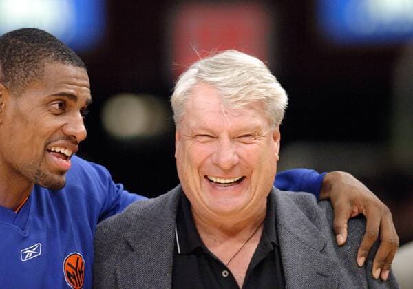 Headcoach Don Nelson (Dallas) und Kurt Thomas (New York Knicks) amÃ¼sieren sich - (Icon4220416) Basketball Herren NBA Preseason 2004 2005, Vorbereitung, Saisonvorbereitung, Test, Testspiel, Mavs Gruppe New York EDITORIAL USE ONLY