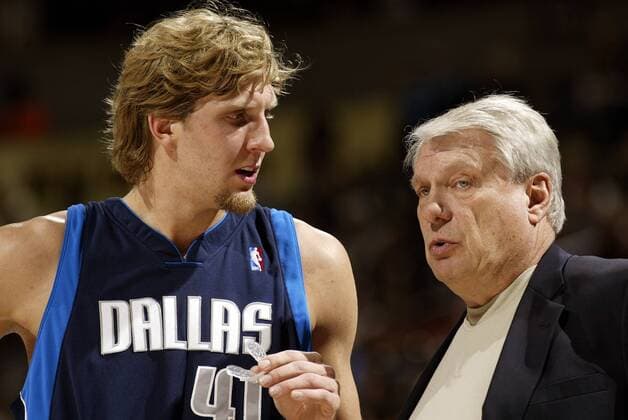 Headcoach Don Nelson im GesprÃ¤ch mit Dirk Nowitzki (beide Dallas Mavericks) - (Icon9460270) Basketball Herren NBA 2004 2005, Dallas Mavericks Gruppe Denver EDITORIAL USE ONLY