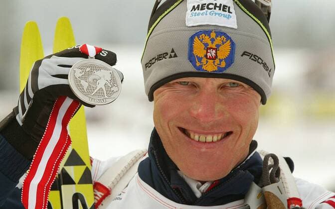Sergei Tchepikov (Rußland) präsentiert seine Silbermedaille Biathlon WM Herren Weltmeisterschaft 2005, 12,5km, 12,5 km, Kilometer, Verfolgung, Verfolgungsrennen Porträt Hochfilzen Freude,