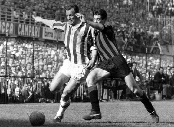 John Charles (Juventus, li.) setzt sich durch -  Fußball Herren Serie A 1962 1963, 1. Italienische Liga, Juventus Turin - Internazionale Mailand 0:1, Inter, Juve Gruppe Turin Dynamik, Kampf,