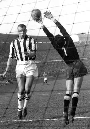 John Charles (Juventus, li.) kommt gegen den Neapolitaner Torwart zu spät -  Fußball Herren Serie A 1962 1963, 1. Italienische Liga, SSC Neapel - Juventus Turin 0:0, Juve Gruppe Neapel Höhe, Kampf, Dynamik,