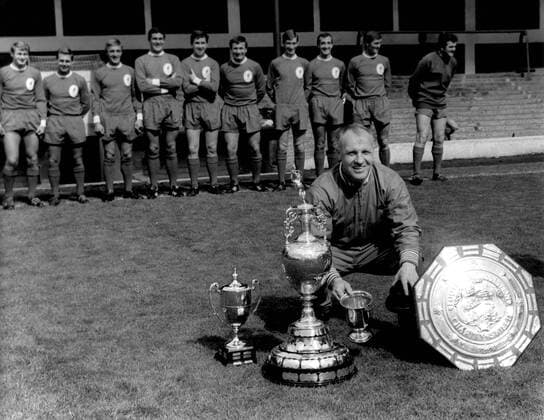 Trainer Bill Shankly (Liverpool) mit den 1966 unter seiner Regie gesammelten Trophäen, dem Charity Shield (re.) und dem Meisterpokal (li.) sowie zwei kleineren Trophäen -  Fußball Herren English First Division 1965 1966, 1. Englische Liga, Charity Shield, Englischer Supercup Liverpool