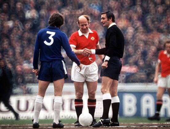 Bobby Charlton (Manchester United, Mitte) begrüßt den Schiedsrichter, daneben Eddie McCreadie (Chelsea) -  Fußball Herren English First Division 1972 1973, 1. Englische Liga, Chelsea FC London - Manchester United 1:0, ManU Gruppe London Harmonie,